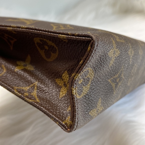 Louis Vuitton Monogram Toiletry Pouch 26 - Picture 6 of 9